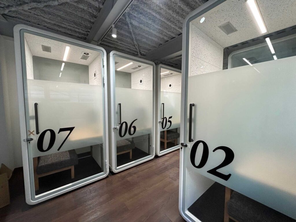 神保町の「いいオフィスbyアイ・スペース」の写真
数字が書かれたブースがたくさん並んでいます。
すりガラスシートで目隠し効果があり、外も見えるので窮屈になりません。